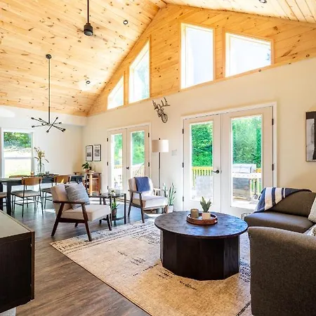 Modern Chalet W/ Firepit, Bbq, Fast Wi-Fi, Dogs Ok